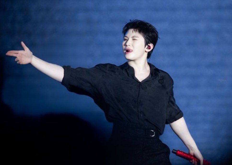ujimandu's tweet photo. his famous ending pose for Crush 🤏 https://t.co/dgl8xuN0dn