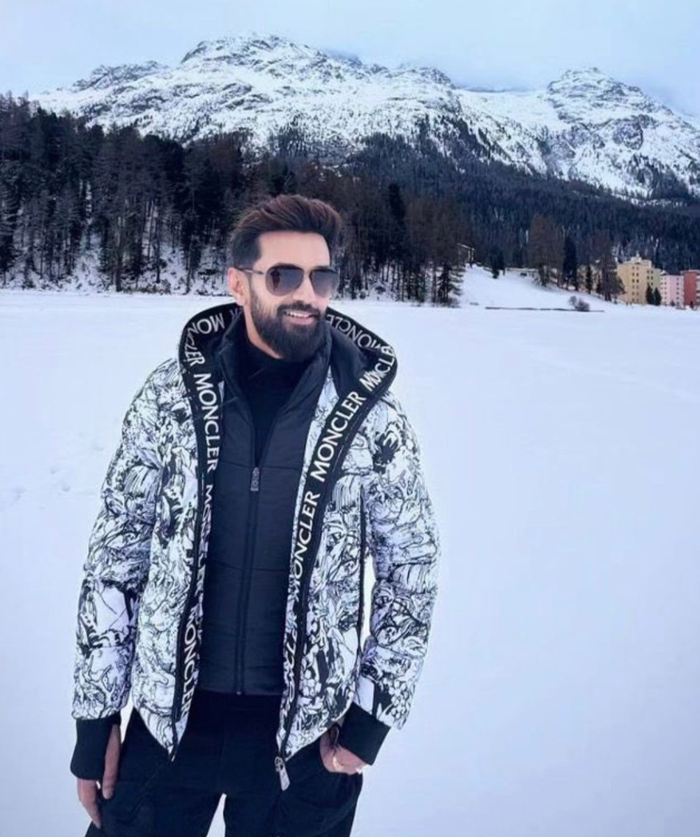 Moncler की इस जैकेट की कीमत ज्यादा नहीं,
सिर्फ डेढ़ से दो लाख रुपए के बीच में है,