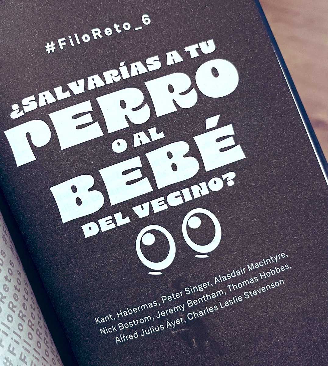 miquel_seguro's tweet photo. La semana que viene nos vemos con @eledututor en Madrid, así que estoy preparando la sobremesa con su nuevo libro.
Está estructurado por #filoretos, cada uno con sus protagonistas y con un código QR al final (que no desvelo qué contiene). Un gran libro para pensar y debatir. https://t.co/b8Z16Qgk7T