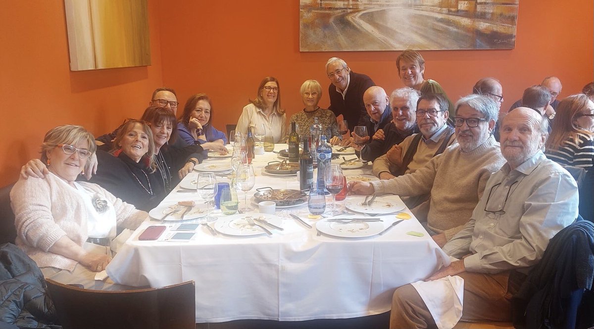 peparoma's tweet photo. Los viejos roqueros nunca mueren. Reencuentro de antiguos compañeros del grupo #Z. De #Interviu a @elperiodico o @EdicionesB_ tuvimos la suerte de trabajar para un grupo que hizo historia @pedropalacioss @blancarosaroca @juliapoza @josesanclemente @grupozeta https://t.co/pYuobBNT11