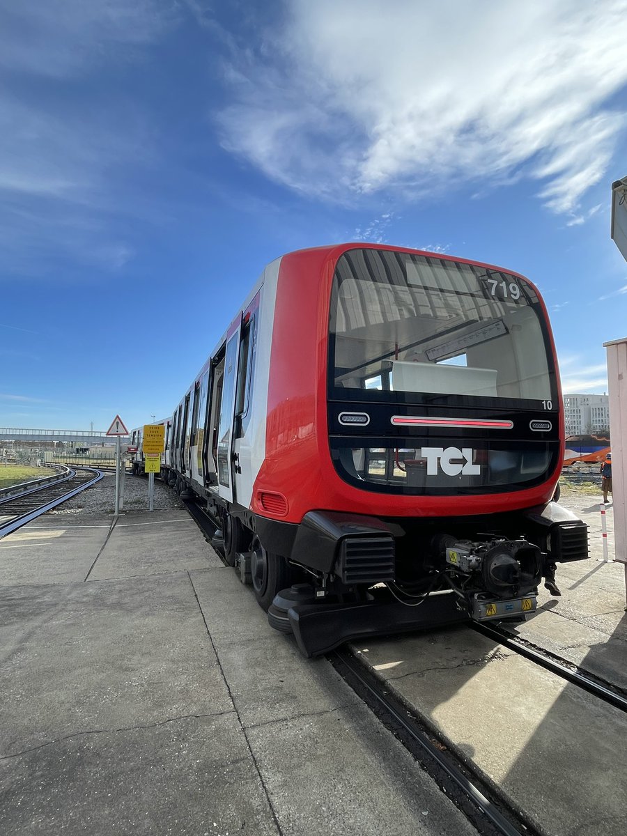 SimonZev's tweet photo. And that was Lyon with @youngrailpro #YRTFrance visiting the TCL Metro Depot with both the existing fleet &amp; the new #Alstom Line B on show (the last of which is soon to be delivered from Valenciennes). Really great to see such a modern depot ⬇️⬇️ https://t.co/LxCh9tBSWO