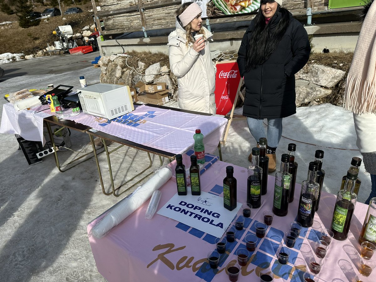 Na Pokljuki se dogaja - politiki, diplomati, gospidarstveniki  tečejo, sonce sije, Strelica skrbi za prvo pomoč…