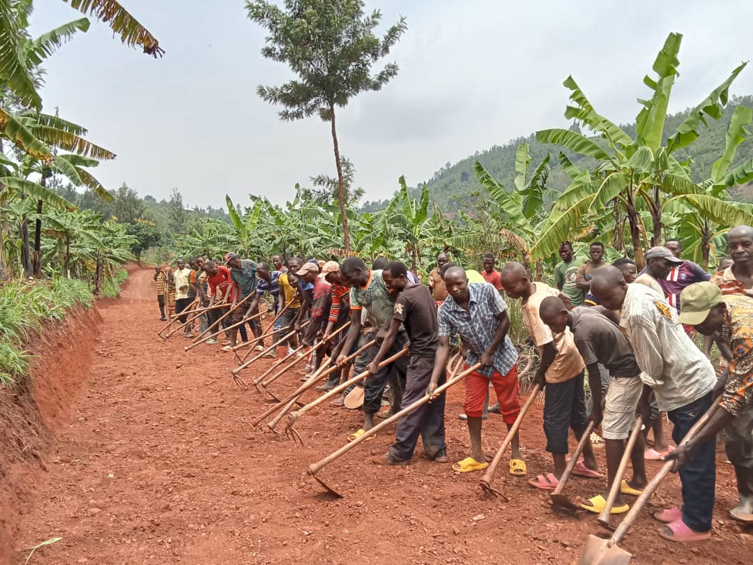 sectorkabare1's tweet photo. None mu murenge #Kabare @KayonzaDistrict twakoze umuganda usoza ukwezi kwa #Mutarama wibanze mu bikorwa byo kurwanya isuri hakorwa imihanda, gusibura iyangijwe n'imvura,kubakira abatishoboye nyuma y'umuganda abitabiriye baganirijwe kuri gahunda za Leta, kwitegura umunsi w'Intwari https://t.co/2rT2xmPu6F