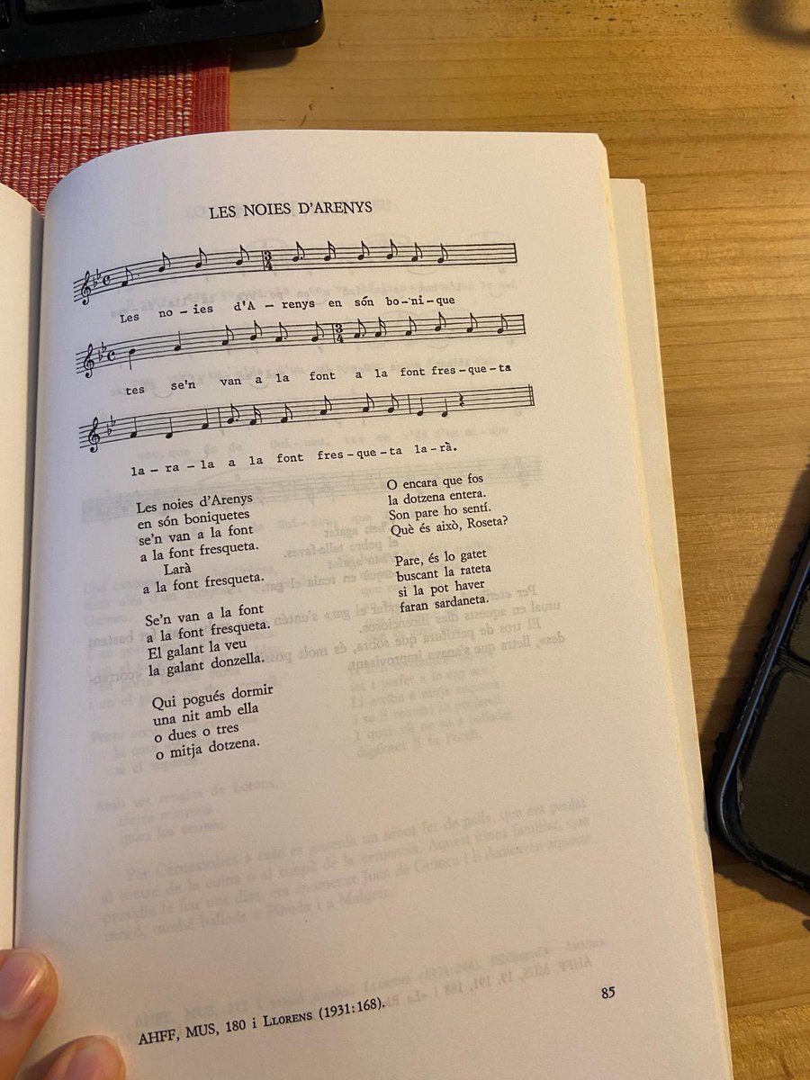 25 de gener, Sant Pau. Fins ben entrat el segle XX era tradició que els arenyencs anéssin a la fira de Sant Pol a comprar els darrers torrons. En tornar es feien els primers Balls de Cançons que es repetien cada dijous i diumenge fins al Carnestoltes. Us en deixem un parell!