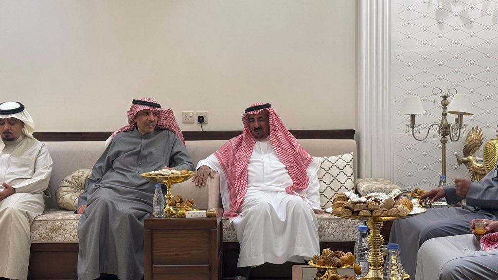 أقام ليلة البارحة أبناء الشيخ سعد بن محمد #ال_ذيب  مأدبة عشاء وتكريم لأخيهم سعادة اللواء محمد بن سعد آل ذيب بمناسبة تقاعده.
بحضور قائد القوة الخاصة لأمن الطرق بمنطقة الرياض العميد مقعد بن سحمي المشعبي ، وعدد من الزملاء.  والوجهاء والاقارب .
نسأل الله التوفيق لابن العم ابو نايف