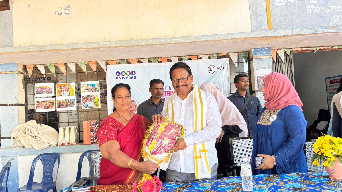 palamuru's tweet photo. With the financial assistance of SVP India and under the guidance of a Good Universe NGO, Hyderabad, training materials were provided to school girls at Kona Palamoor High School in Mahbubnagar town on maintaining stable menstrual health.. @GooduniverseNGO https://t.co/8YzyzlVt8U