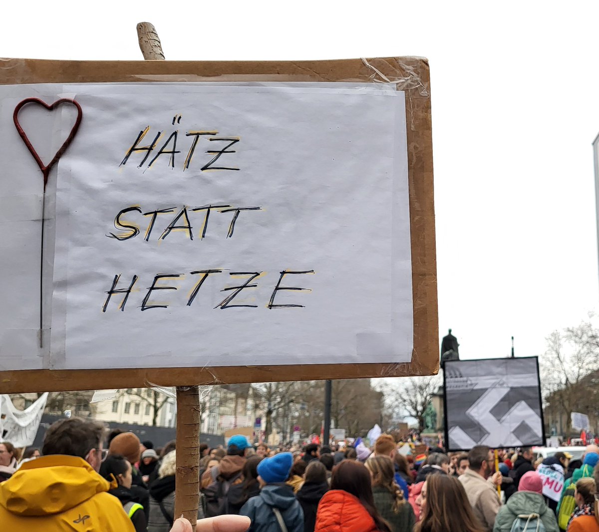 ULentze's tweet photo. Es ist #5vor12 und in #Köln sind alle auf der Straße und werden laut: für #Demokratie und gegen #Rechts
#kölnstelltsichquer
#keinveedelfürrassismus
@kolnomas
@fckoeln
@campact
@diegruenenkoeln
Y#niewiederistjetzt https://t.co/P0zj3eMbN7