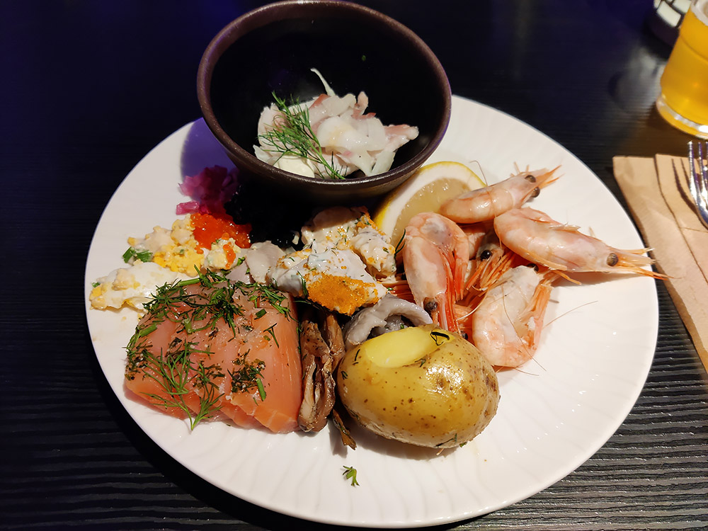 Moimoisuomirock's tweet photo. ”モイモイ フィンランド🇫🇮便り” ブログ更新しました❣
「クルーズ船上ライブに行ってきた！ビュッフェはこんな感じ🥂」
 👇👇👇
https://t.co/zWLkMglYEo

#VikingGrace #Dynazty #KeeMarcello #PeerGünt #RockTheWaves #Turku #Stockholm #Risteily #クルーズ #ライブ https://t.co/6ns6jvzZmC