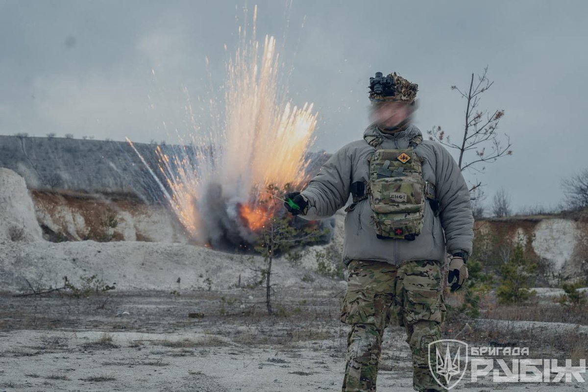 Cool guys don't look at explosions.
🇺🇦 sappers are very cool!

📹: Rubizh Brigade