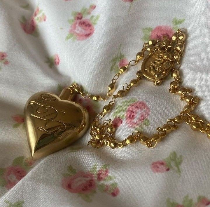 lanadelmama's tweet photo. You look great!

What is your statement piece for this album era? https://t.co/7ZJGBL90BL