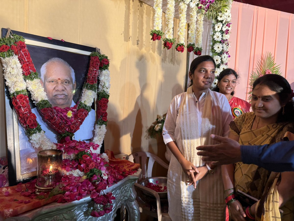 సుల్తానాబాద్ మండలంలో నిన్న స్వర్గీయ మాజీ ఎమ్మెల్యే బిరుదు రాజ మల్లన్న గారి విగ్రహ స్థాపన అనంతర వారి విగ్రహాన్ని పూలమాలవేసి నివాళులర్పించాము