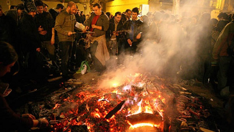 Cultupopularbcn's tweet photo. 👹 #SantAntoni és una de les festes més celebrades dels territoris de parla catalana.

🔥 Trobem foguerons i diables a Mallorca, les Santantonades dels pobles dels Ports, les cavalcades dels #TresTombs del Principat… 

🐴  Descobreix més! 
https://t.co/NQfJ8Llr7T https://t.co/iQL6fSdW9W