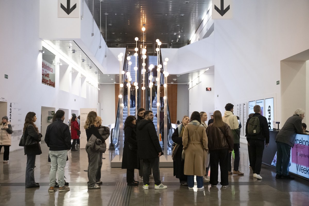 🌠 Encara no has vist ‘Constel·lacions’? L'arbre de llums il·luminarà el DHub fins al 16.03!

La instal·lació de Goula Figuera està formada per un conjunt de boles que simbolitzen les disciplines del disseny i crea un joc de reflexos amb l'espai.

Gratuït ✨