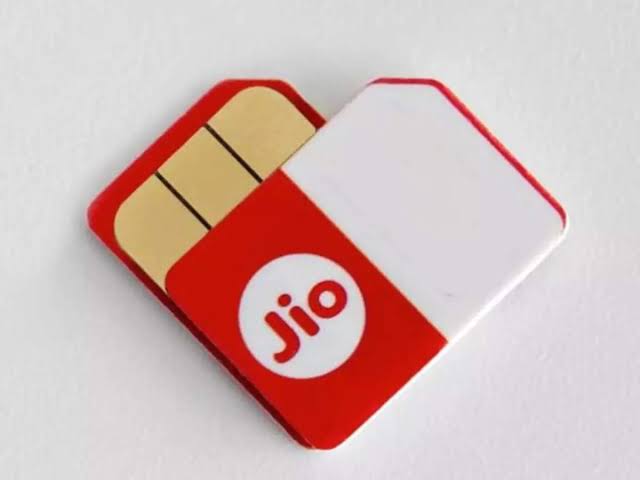 Jaiky Yadav (@jaikyyadav16) on Twitter photo рдореЗрд░реЗ рдпрд╣рд╛рдВ Jio рдХреЗ рдиреЗрдЯрд╡рд░реНрдХ рдкрд░ рдврдВрдЧ рд╕реЗ рдХреЙрд▓ рддрдХ рдирд╣реАрдВ рд╣реЛрддреА рд╣реИ рдЗрдВрдЯрд░рдиреЗрдЯ рдЪрд▓рдирд╛ рдмрдбрд╝реА рдмрд╛рдд рд╣реИред рдРрд╕реЗ рдореЗрдВ рдореЗрд░реА Jio рдХреА рд╕рд┐рдо рдкрд░ рдкрд┐рдЫрд▓реЗ рдХреБрдЫ рдорд╣реАрдиреЛрдВ рд╕реЗ рд░рд┐рдЪрд╛рд░реНрдЬ рдирд╣реАрдВ рд╣реИ рддреЛ
рдореБрдЭреЗ Jio рд╡рд╛рд▓реЗ рд░реЛрдЬрд╝ рдХреЙрд▓ рдХрд░рдХреЗ рдкрд░реЗрд╢рд╛рди рдХрд░рддреЗ рд╣реИрдВ, рдЖрдЬ рдореЗрд░реЗ рдкрд╛рд╕ рдХреЙрд▓ рдЖрдпрд╛ рддреЛ
рдореИрдВрдиреЗ рдКрдВрдЪреЗ рд╕реНрд╡рд░ рдореЗрдВ рдХрд╣рд╛ рдХреНрдпреЛрдВ рдкрд░реЗрд╢рд╛рди рдХрд░рддреЗ рд╣реЛ рдпрд╛рд░ рд░реЛрдЬрд╝, рддреЛ рдЗрд╕рдкрд░ рдореЗрд░реЗ рдпрд╣рд╛рдВ Jio рдХреЗ рдиреЗрдЯрд╡рд░реНрдХ рдкрд░ рдврдВрдЧ рд╕реЗ рдХреЙрд▓ рддрдХ рдирд╣реАрдВ рд╣реЛрддреА рд╣реИ рдЗрдВрдЯрд░рдиреЗрдЯ рдЪрд▓рдирд╛ рдмрдбрд╝реА рдмрд╛рдд рд╣реИред рдРрд╕реЗ рдореЗрдВ рдореЗрд░реА Jio рдХреА рд╕рд┐рдо рдкрд░ рдкрд┐рдЫрд▓реЗ рдХреБрдЫ рдорд╣реАрдиреЛрдВ рд╕реЗ рд░рд┐рдЪрд╛рд░реНрдЬ рдирд╣реАрдВ рд╣реИ рддреЛ
рдореБрдЭреЗ Jio рд╡рд╛рд▓реЗ рд░реЛрдЬрд╝ рдХреЙрд▓ рдХрд░рдХреЗ рдкрд░реЗрд╢рд╛рди рдХрд░рддреЗ рд╣реИрдВ, рдЖрдЬ рдореЗрд░реЗ рдкрд╛рд╕ рдХреЙрд▓ рдЖрдпрд╛ рддреЛ
рдореИрдВрдиреЗ рдКрдВрдЪреЗ рд╕реНрд╡рд░ рдореЗрдВ рдХрд╣рд╛ рдХреНрдпреЛрдВ рдкрд░реЗрд╢рд╛рди рдХрд░рддреЗ рд╣реЛ рдпрд╛рд░ рд░реЛрдЬрд╝, рддреЛ рдЗрд╕рдкрд░