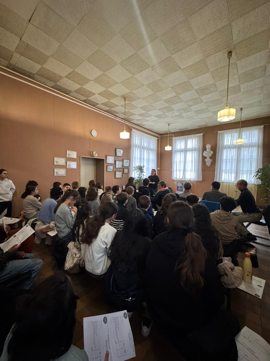 Belle mobilisation au Collège E.Lambert "la nuit de la lecture" 
des élèves de 6e ont participé à la finale locale Petits Champions de la lecture, le soir animations dans le collège. Merci aux élus de la mairie et à <a href="/LudivineSeixas/">Ludivine Seixas</a> Inspectrice Orientation <a href="/DSDEN60/">DSDEN de l'OISE</a> <a href="/AcAmiens/">Académie d'Amiens</a>