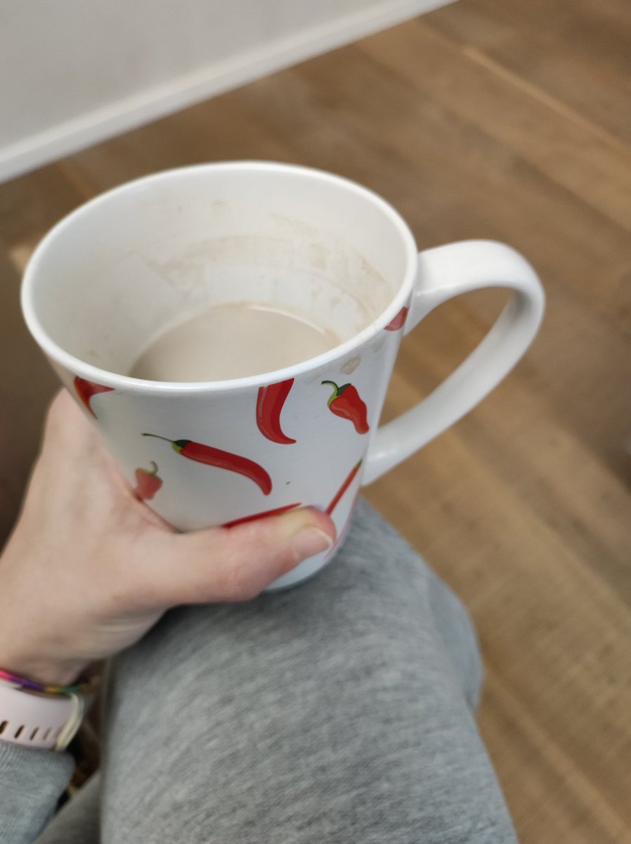 E quotidianamente ti domandi perché le tazze abbiano il manico, che tanto tu le impugni sempre dall' altro lato...
Forse sei tu che sei fatta male...eh già!