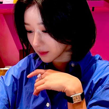 HkLovesKokoYJ's tweet photo. Is her finger too thin or the diamond too big? 😹😻

Cartier solitaire 1895
The best ring every girl wants to have. 
She is always luxurious and elegant.
Fashion Queen 👸🏼 
😻😻😻

#SeoYeaJi #서예지 #ซอเยจี #徐睿知  #ソイェジ #SeoYeJi 
#서예지패션
#SeoYeaJiFashion https://t.co/mdiPWmXs41
