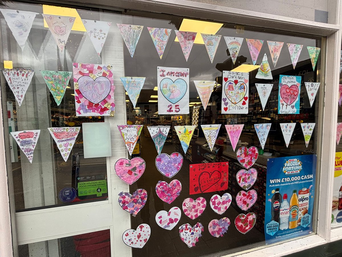 🩷💙 #dyddsantesdwynwen 🩷💙
Diolch i'r dysgyblion <a href="/YsgolBroGwydir/">Ysgol Bro Gwydir</a> #YsgolPencae am yr llunia ardderchog! 
#Spar #Llanrwst #Penmaenmawr