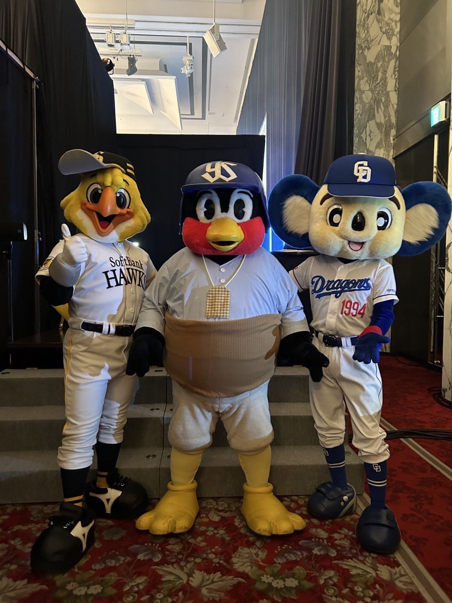 hawksHarry's tweet photo. つば九郎＆ドアラ プロジェクトB withハリーホーク 東京公演🗼
1日目終わりました！！
たくさんの方、来てくれてありがとう☆
明日がラスト👊
最後の最後まで頑張ります！
#sbhawks #つば九郎 #ドアラ https://t.co/WbGFYGsnia