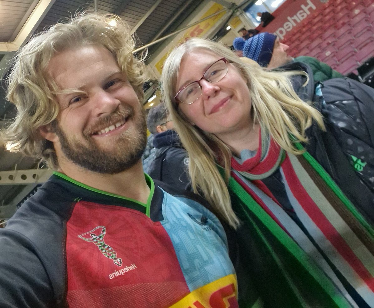Kikiminx19's tweet photo. Brilliant BP win for @Harlequins, fitting way to end my birthday week!🃏🏉💖 It's rare for me to get to see Quins at home so it felt like a special treat 🥳 Plus I managed to get quite a few player selfies!! 🥰 #COYQ #HARvNOR #harlequins #thestoop #birthdaytreat https://t.co/efFHaqCyD5