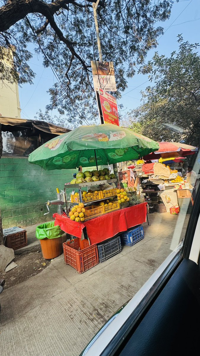 sarangsathaye (@sarangsathaye) on Twitter photo प्रिय <a href="/mybmc/">माझी Mumbai, आपली BMC</a> स्थानिक नागरिकांचे पब्लिक पार्किंग स्पॉट परप्रांतीय फेरीवाल्यांना किती हफ्ता देऊन विकले जातात हे कळावे. आम्ही monthly हफ्ता देऊ ज्याने करून खोदलेले रस्ते आणि फेरीवाले ह्यांच्या मधे हरवलेले आमचे स्थान आम्हांस शोधता येईल.
location: maps.app.goo.gl/X6vm8zv7ZouzVE… प्रिय <a href="/mybmc/">माझी Mumbai, आपली BMC</a> स्थानिक नागरिकांचे पब्लिक पार्किंग स्पॉट परप्रांतीय फेरीवाल्यांना किती हफ्ता देऊन विकले जातात हे कळावे. आम्ही monthly हफ्ता देऊ ज्याने करून खोदलेले रस्ते आणि फेरीवाले ह्यांच्या मधे हरवलेले आमचे स्थान आम्हांस शोधता येईल.
location: maps.app.goo.gl/X6vm8zv7ZouzVE…