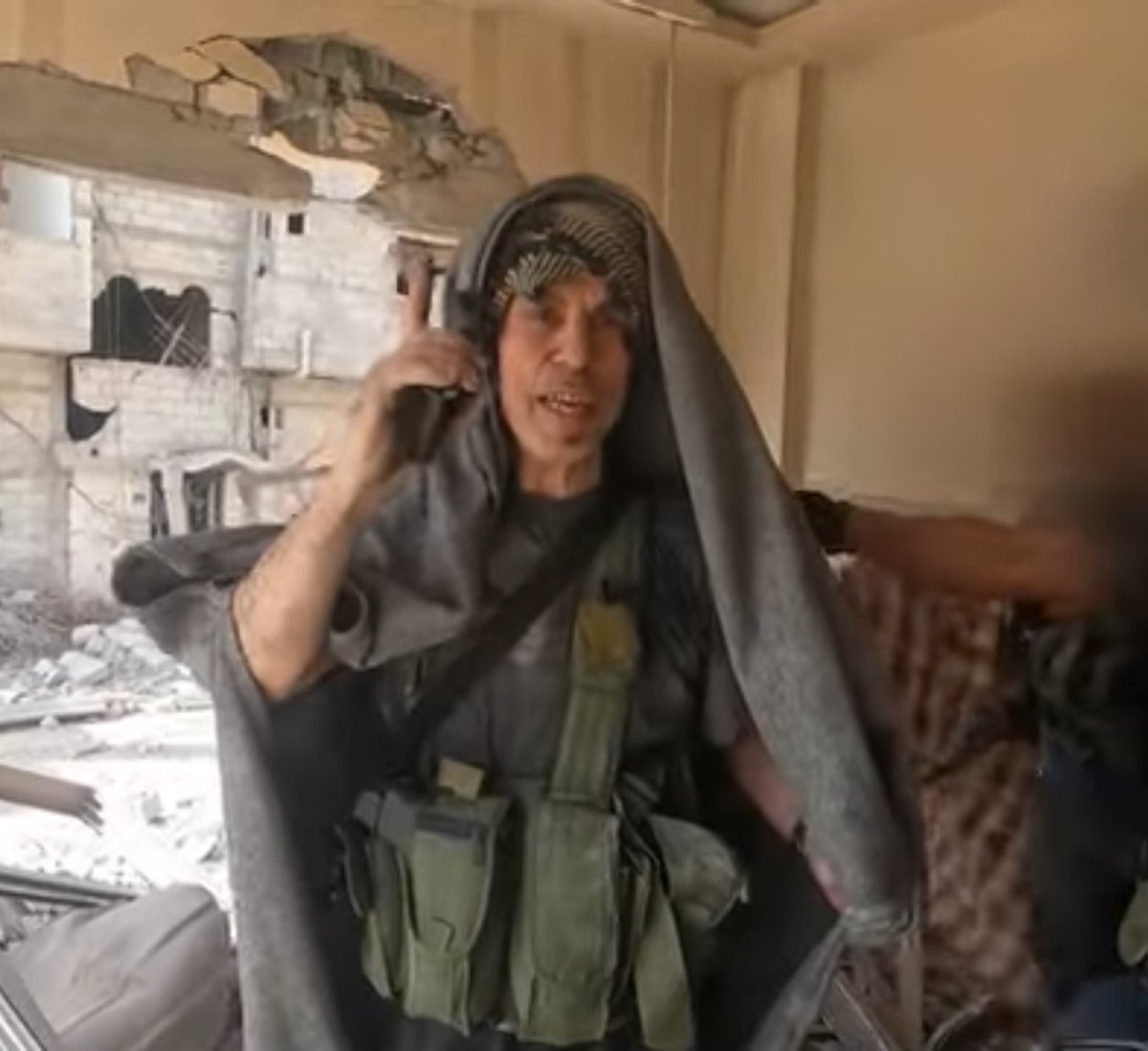 وللحريةِ الحمراءِ بابٌ
بكل يد مضرجةٍ يُدقُّ
#السنوار