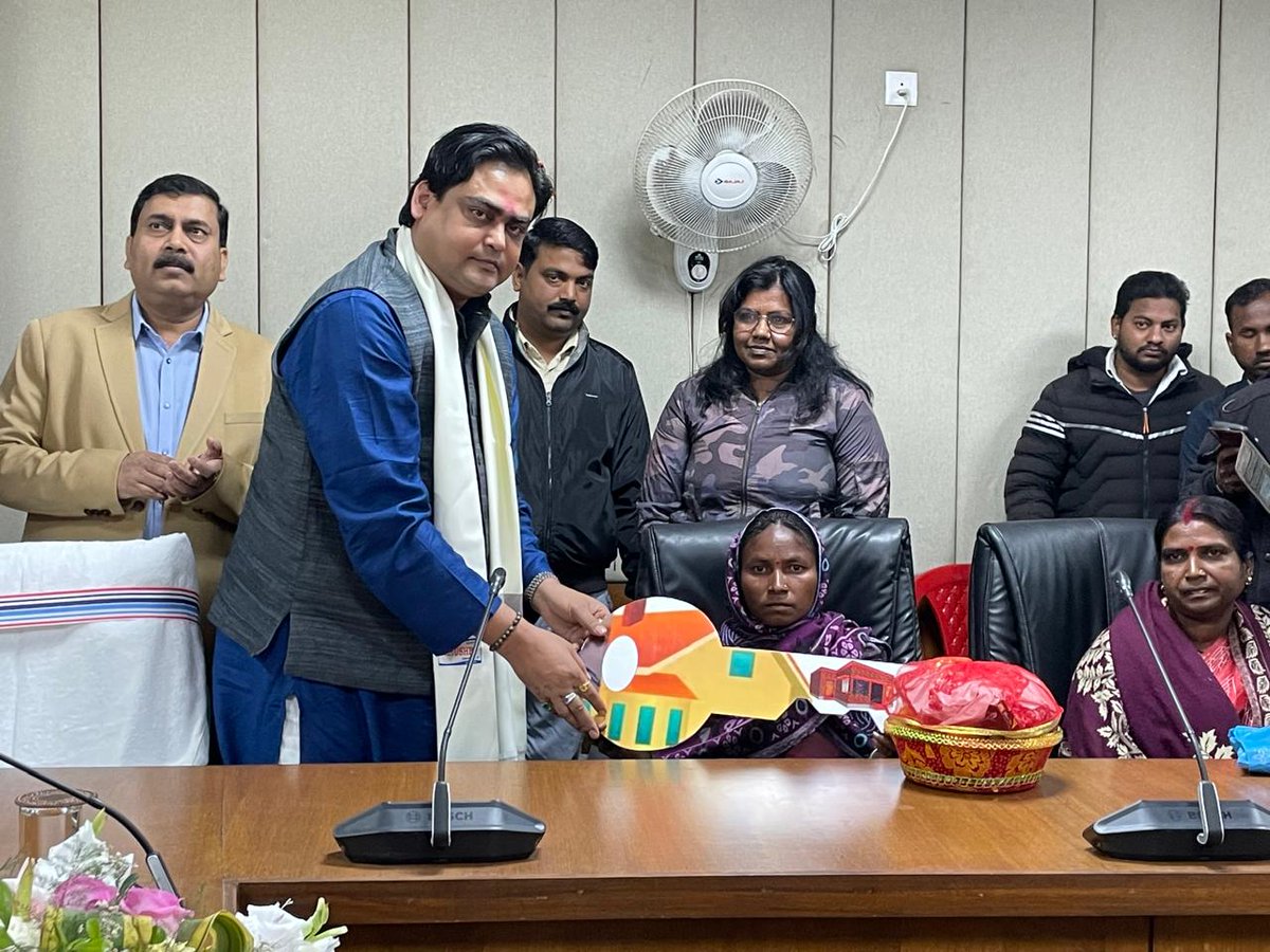 Shantanu_bjp's tweet photo. Took a meeting with @DC_Hazaribag Smt. @nancysahay89 Ji &amp; district officials, to review the progress of implementation of beneficiary schemes of Govt of India.

Also, distributed the certificates to the beneficiaries of schemes, envisioned by Hon'ble PM Shri @narendramodi.

1/3 https://t.co/fKzbWJSiW6