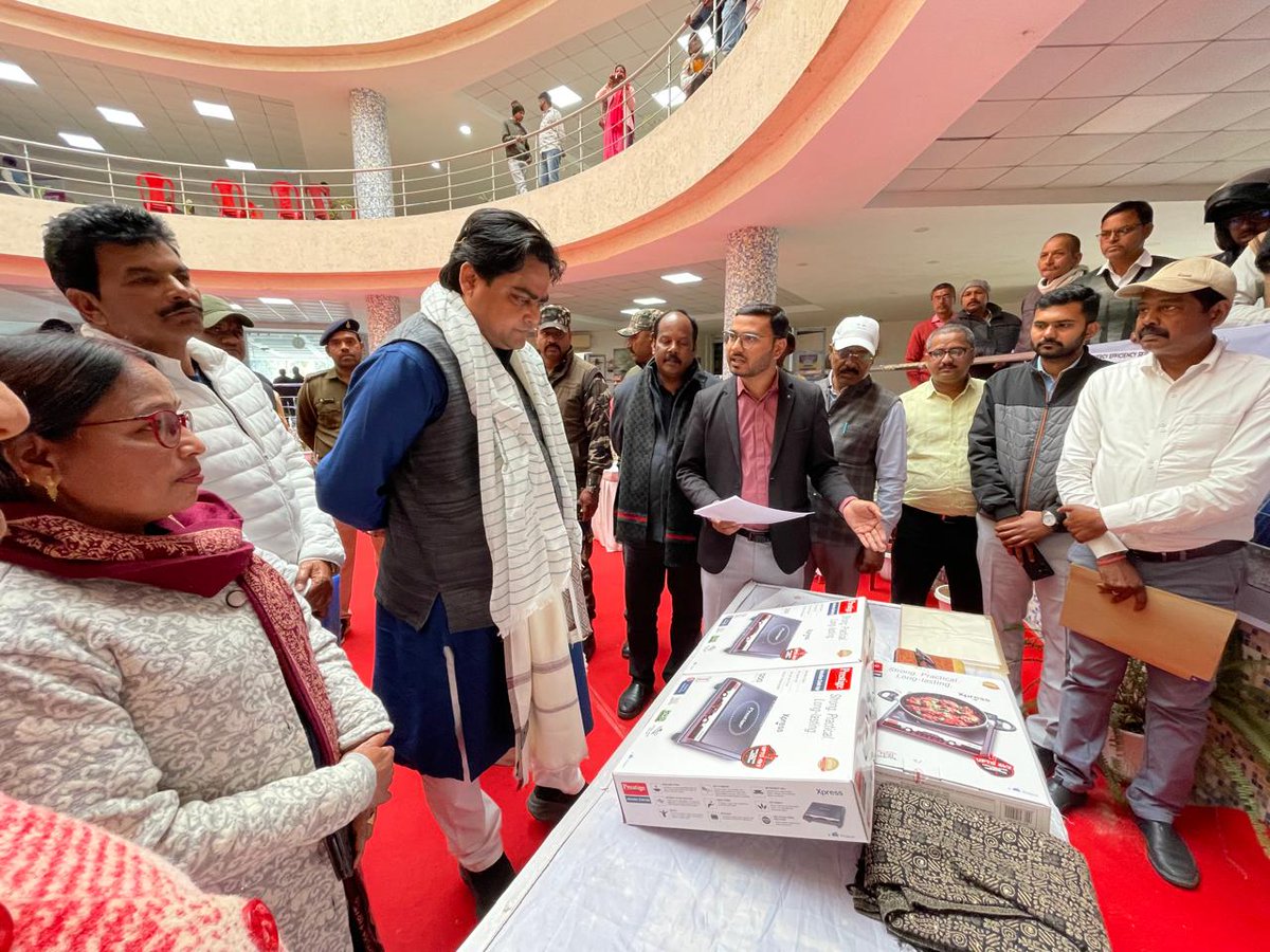 Shantanu_bjp's tweet photo. At Hazaribagh Collectrate Building, I also visited the stalls at the exhibition and was amazed to know about the employment and income generation through self reliance.

They are working in the direction of strengthening the idea of entrepreneurship &amp; #Vocal4Local.

3/3 https://t.co/PFqx6q4l9Q