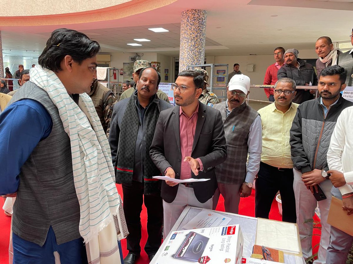 Shantanu_bjp's tweet photo. At Hazaribagh Collectrate Building, I also visited the stalls at the exhibition and was amazed to know about the employment and income generation through self reliance.

They are working in the direction of strengthening the idea of entrepreneurship &amp; #Vocal4Local.

3/3 https://t.co/PFqx6q4l9Q