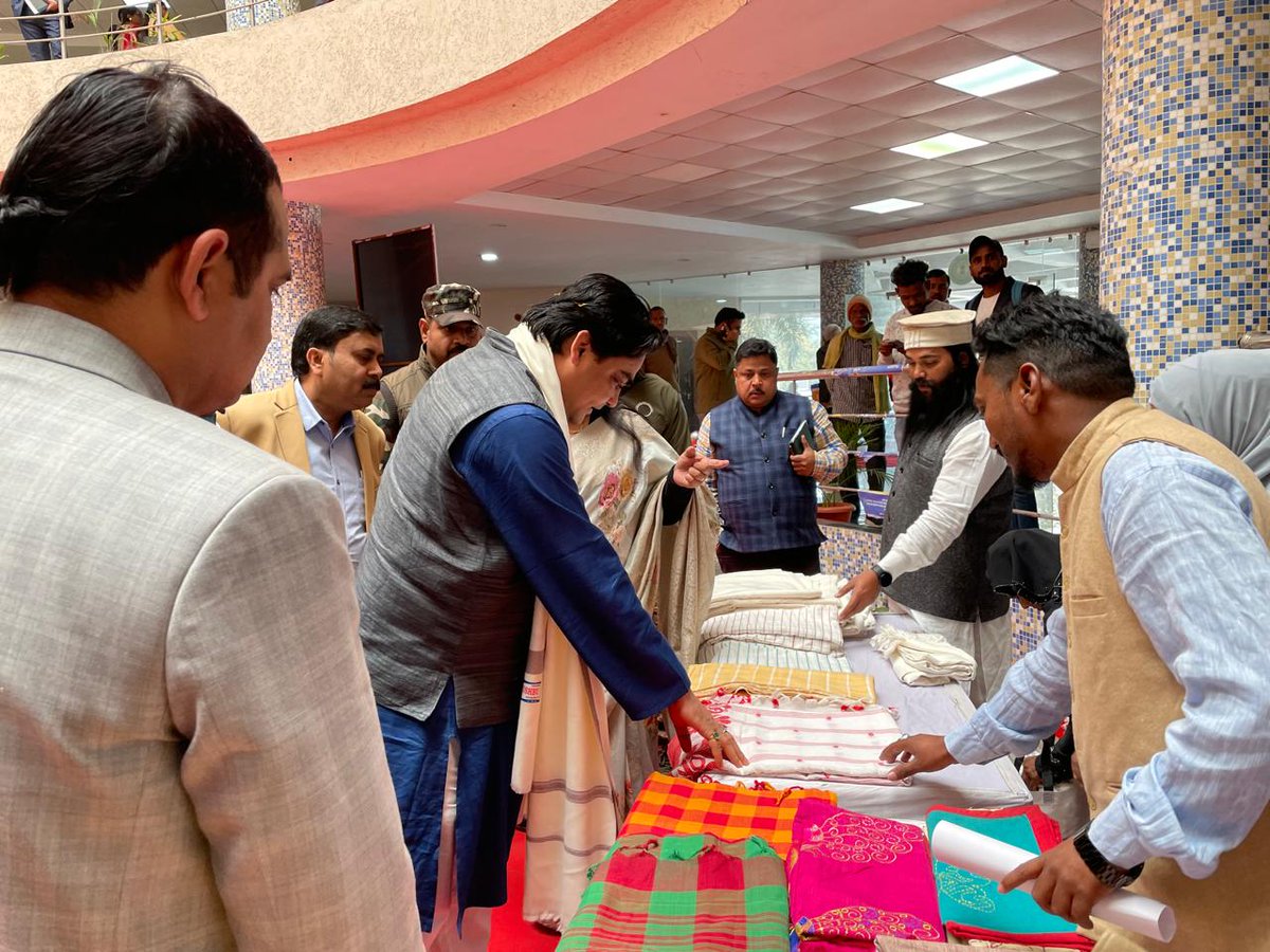 Shantanu_bjp's tweet photo. At Hazaribagh Collectrate Building, I also visited the stalls at the exhibition and was amazed to know about the employment and income generation through self reliance.

They are working in the direction of strengthening the idea of entrepreneurship &amp; #Vocal4Local.

3/3 https://t.co/PFqx6q4l9Q