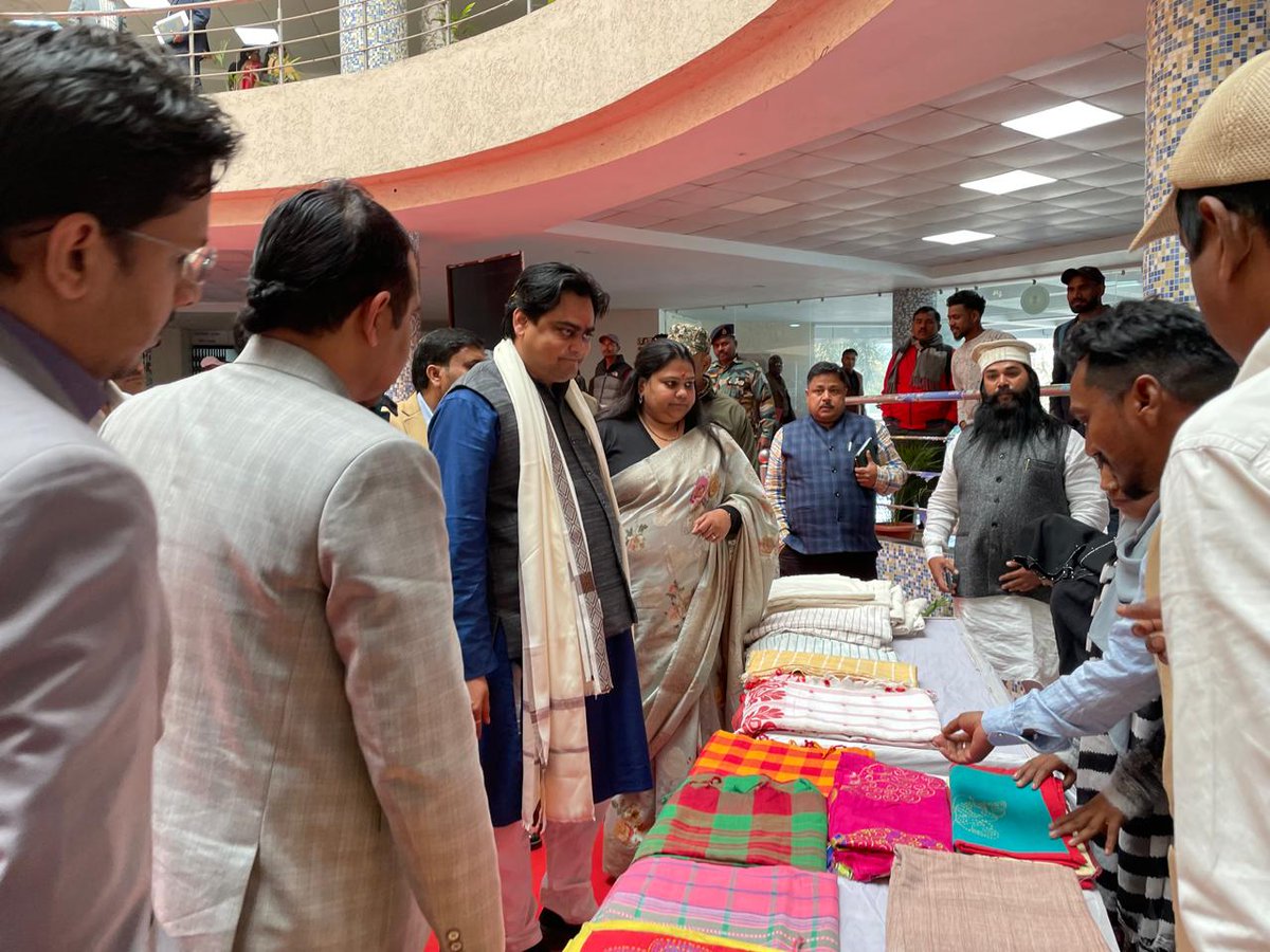 Shantanu_bjp's tweet photo. At Hazaribagh Collectrate Building, I also visited the stalls at the exhibition and was amazed to know about the employment and income generation through self reliance.

They are working in the direction of strengthening the idea of entrepreneurship &amp; #Vocal4Local.

3/3 https://t.co/PFqx6q4l9Q