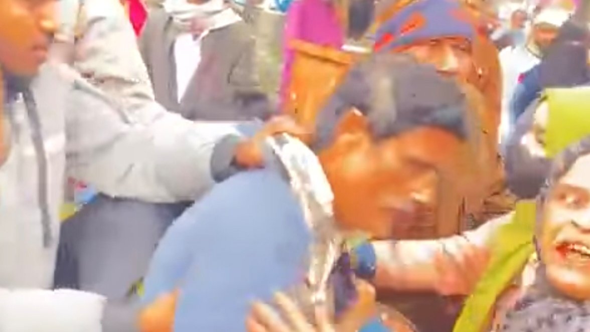 মাদারীপুরে মানবপাচারকারীকে গণপিটুনি ভিডিও ভাইরাল