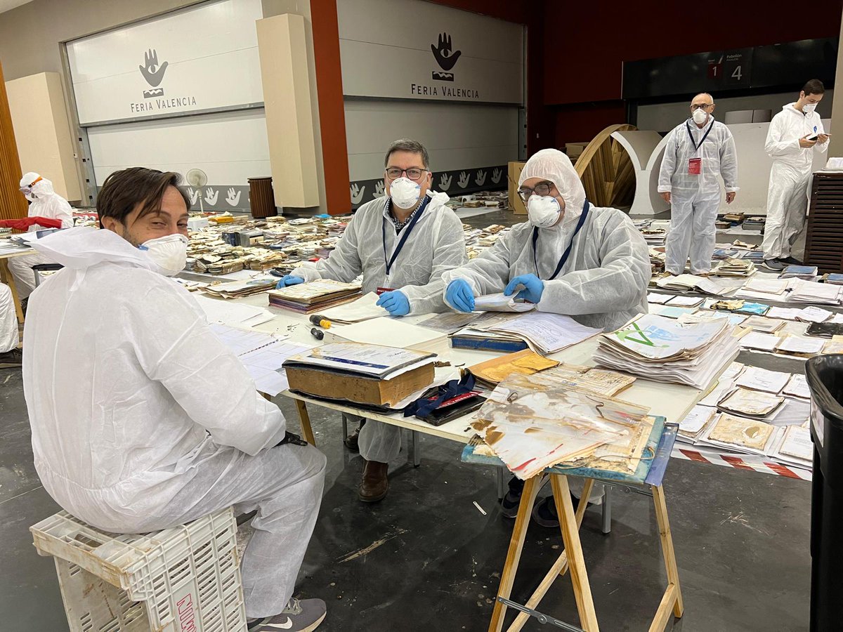 arxivers's tweet photo. ⛑️ Agraïm a @ArxiversSF la seua generosa donació de material de protecció, que ha permés als nostres voluntaris i voluntàries continuar la recuperació del patrimoni arxivístic afectat per les recents inundacions.

❤️ Mil gràcies pel vostre compromís i solidaritat! https://t.co/FPnppJzctr