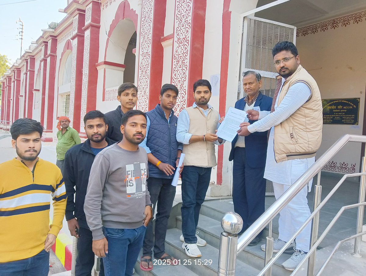 riteshrajwada's tweet photo. #BPSC छात्रों के समर्थन में उत्तर प्रदेश का सुल्तानपुर जनपद भी आगे आया । छात्र नेता मानस तिवारी जी के नेतृत्व में छात्रों का एक प्रतिनिधि मंडल राष्ट्रपति को संबोधित ज्ञापन देकर #BPSCReExamForAll की माँग की ।

@Shikshasatygrah 
@dhirumishra545 
#bpsc_paper_leak https://t.co/l812tZ4vLX