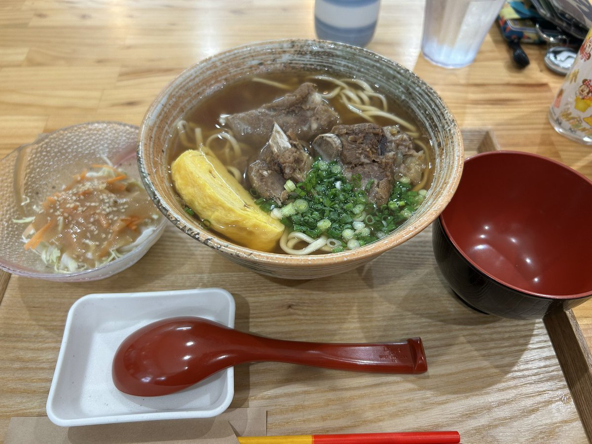 1862510T's tweet photo. 今日のランチ
無化調スープの　じゅりあん
本ソーキそば
バーのマスター風の店主と
完璧な接客スキルを持つおばぁ(70代？)の不思議な組み合わせ。

#糸満市
#糸満漁港
#沖縄そば https://t.co/aXbYy6SnL7