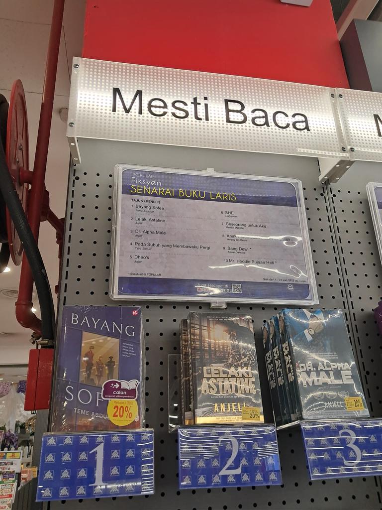 itswanufa_'s tweet photo. Found this dekat popular hari ni. His book masih berada di top 1 💯👏 @itsteme #bayangsofea https://t.co/Vc7SRT1ItJ