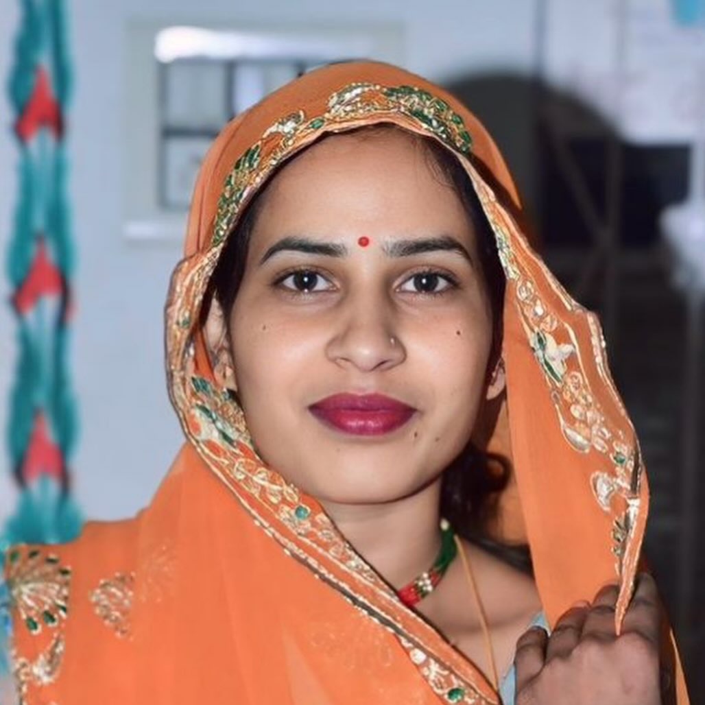 BabaluSing80574's tweet photo. ,केसी लग रही हू दोस्तों 🥰🥰 https://t.co/DudXrldCUX