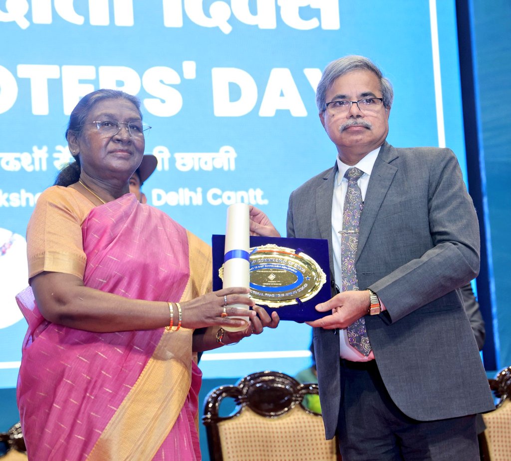 ECISVEEP's tweet photo. Best Electoral Practices Awards #NVD2025 ✨

Award to Best Govt. Dept. for Voters Education &amp; Electoral Participation 🏆

Ministry of Railways

#NothingLikeVoting #IVote4Sure #ECI 
@RailMinIndia https://t.co/QGt5DZXKwV