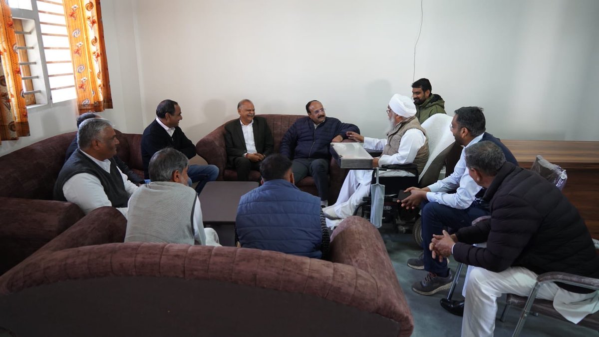 आज पद्म श्री सरदार गुरविंदर सिंह भाई साहब से मुलाकात करके उनकी कुशलता जानी तथा भाई कन्हैया शिक्षा संस्थान तथा भाई कन्हैया मानव सेवा ट्रस्ट के द्वारा किए जा रहे कार्यों के बारे में चर्चा की !

भाई साहब आप सेवा ही परमोधर्म के लक्ष्य को इसी तरह चरित्रार्थ करते रहे।