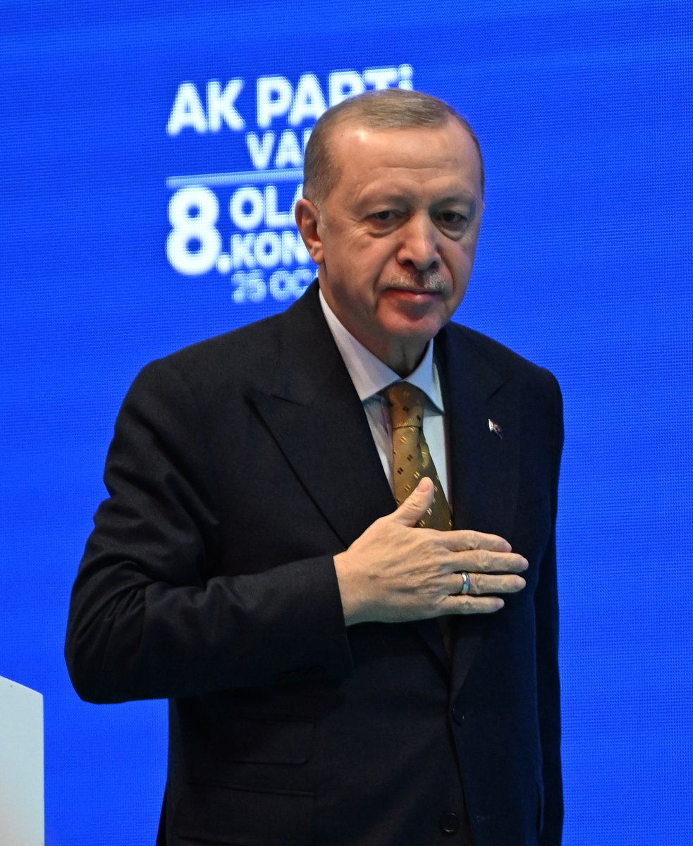 RTErdogan's tweet photo. Görenlerin ömrünü artıran dünyalar güzeli Van... Teşekkürler Van! 🇹🇷 https://t.co/BV38KeluAM