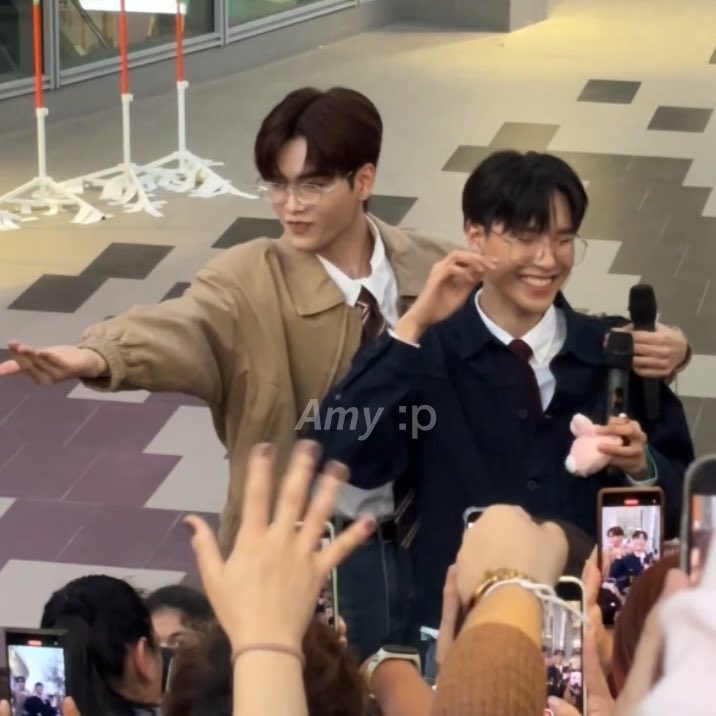 mimi_juuu's tweet photo. fc asked mark to poke juniors cheek for 500thb, and I’ve never seen mark so motivated! 😂

JUNIORMARK 1ST FANSIGN
#สนามอ่านเล่น2025xJuniorMark 
#junniorrs #markjrtn #juniormark 
https://t.co/Lko4qKEBib