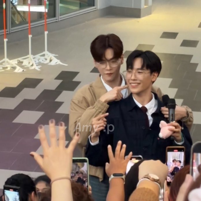 mimi_juuu's tweet photo. fc asked mark to poke juniors cheek for 500thb, and I’ve never seen mark so motivated! 😂

JUNIORMARK 1ST FANSIGN
#สนามอ่านเล่น2025xJuniorMark 
#junniorrs #markjrtn #juniormark 
https://t.co/Lko4qKEBib