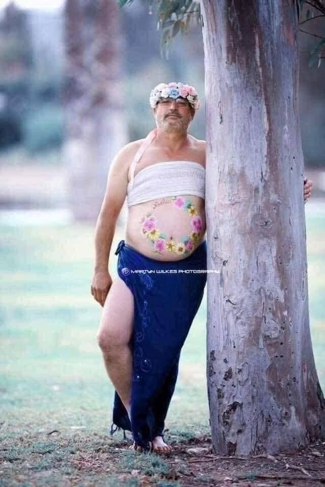 Rashkagauri's tweet image. #Pregnant_wife #refused the #photoshoot, so #husband did it instead 🤣