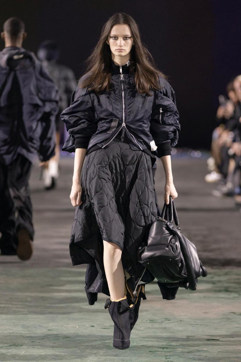 fashionsnap's tweet photo. 【全ルック】「メゾン ミハラヤスヒロ」がパリで新作発表。異なる2着を上下逆さまにドッキングするなどギミックが満載。「オートリー」とのコラボシューズも登場した。
https://t.co/exepN3VM6b https://t.co/4cDZ62pheT