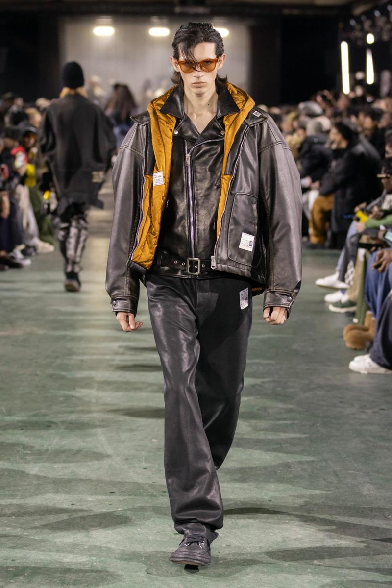 fashionsnap's tweet photo. 【全ルック】「メゾン ミハラヤスヒロ」がパリで新作発表。異なる2着を上下逆さまにドッキングするなどギミックが満載。「オートリー」とのコラボシューズも登場した。
https://t.co/exepN3VM6b https://t.co/4cDZ62pheT