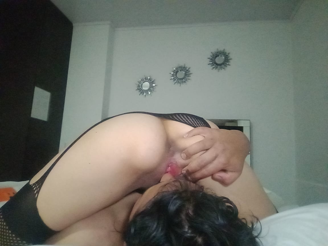 Mi sexy hotwife disfrutando de un buen oral ...