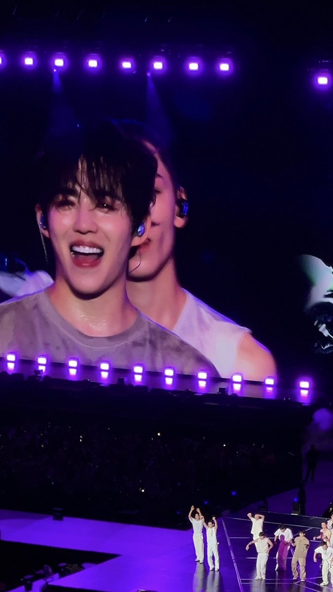 sounds_of_cheol's tweet photo. seungcheol smile on big screen 🥹 https://t.co/zmN5yIQtso