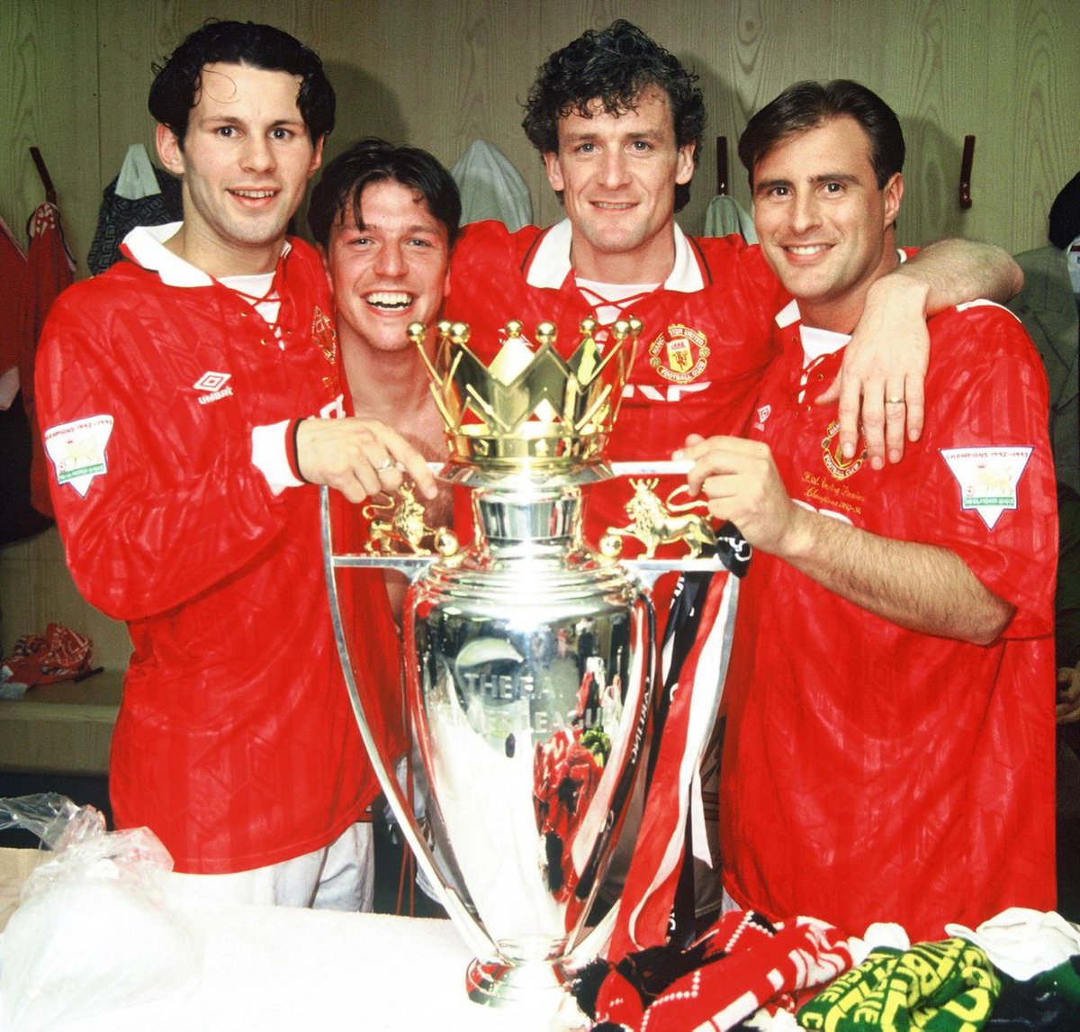 becks_0510's tweet photo. @MundoMaldini  buenas me podrías ayudar a identificar a estos jugadores del United del año 1992-1993? solo tengo fichados a  Giggs y a Mark Hughes , los otros dos quienes son? Beckham y Kanchelskis?  Gracias! https://t.co/wqmaQWzMNe
