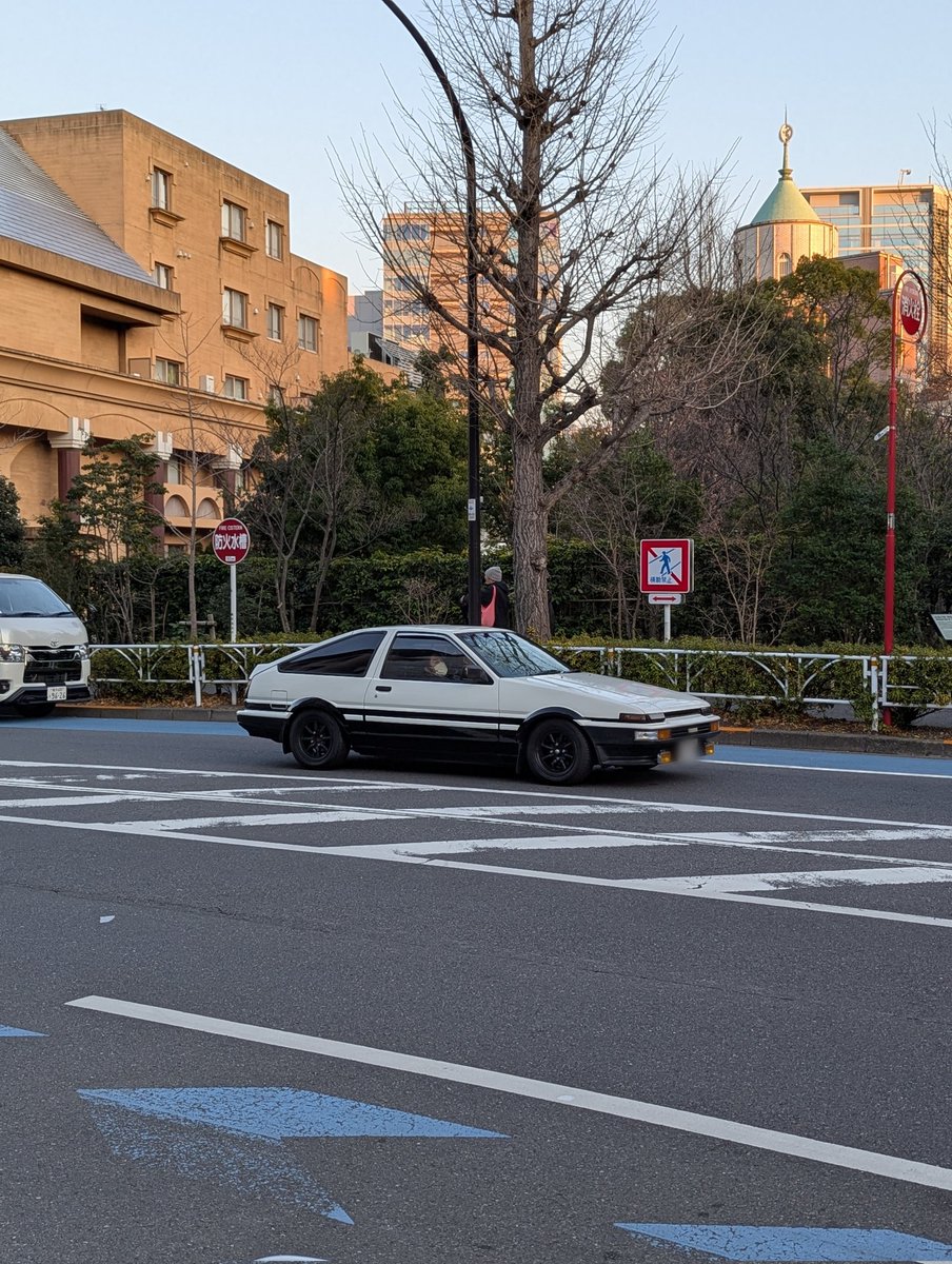 keizeekei's tweet photo. @nakamurabung10 その車、今日原宿駅の近くで走ってるのを見て、思わず撮影しました。 https://t.co/SE9DuhWouD