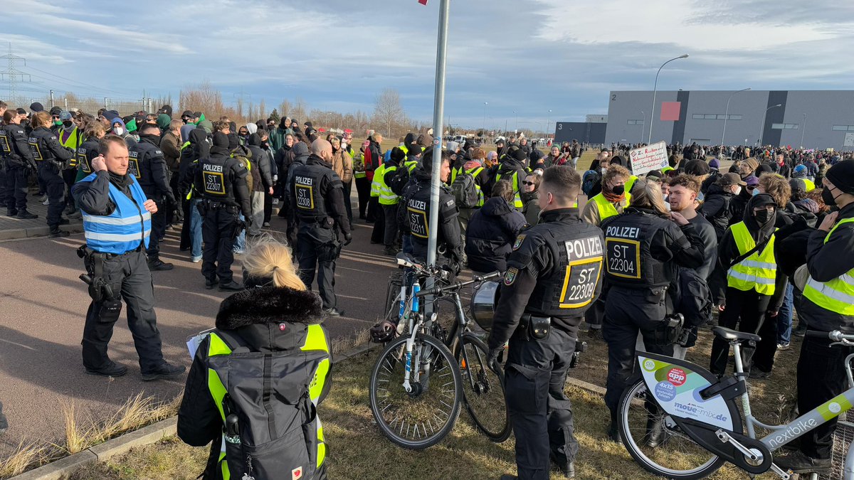 dubisthallede's tweet image. Demonstrationen gegen die AfD in Halle #hal2501